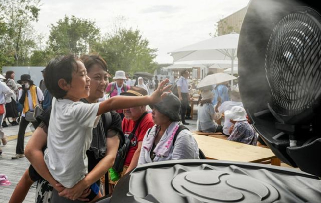 大阪世博會園區內安裝的噴霧電風扇。（圖片來源：《朝日新聞》）