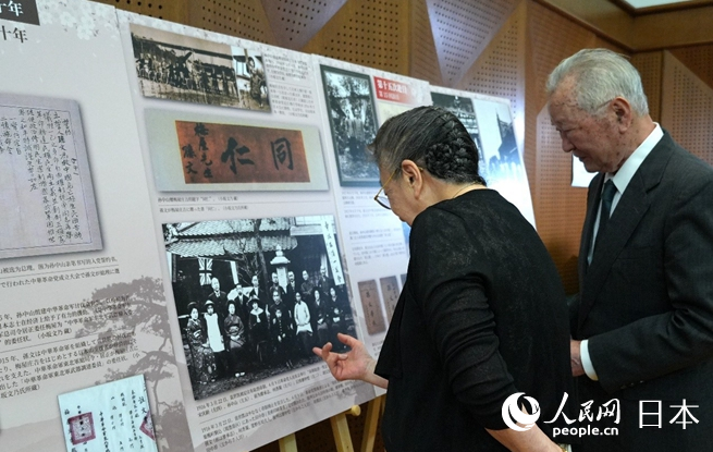 與會嘉賓觀展。人民網 許可攝