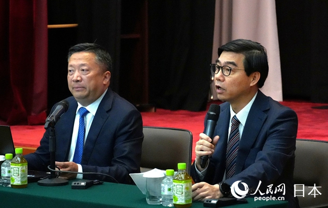 中國駐日本大使館公使施泳（右）、西藏自治區對外文化交流協會執行會長廖懇（左）出席講座。人民網 許可攝