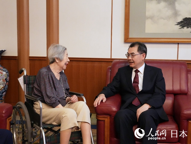 吳江浩大使（右）親切慰問日籍老戰士元木光子。人民網 許可攝
