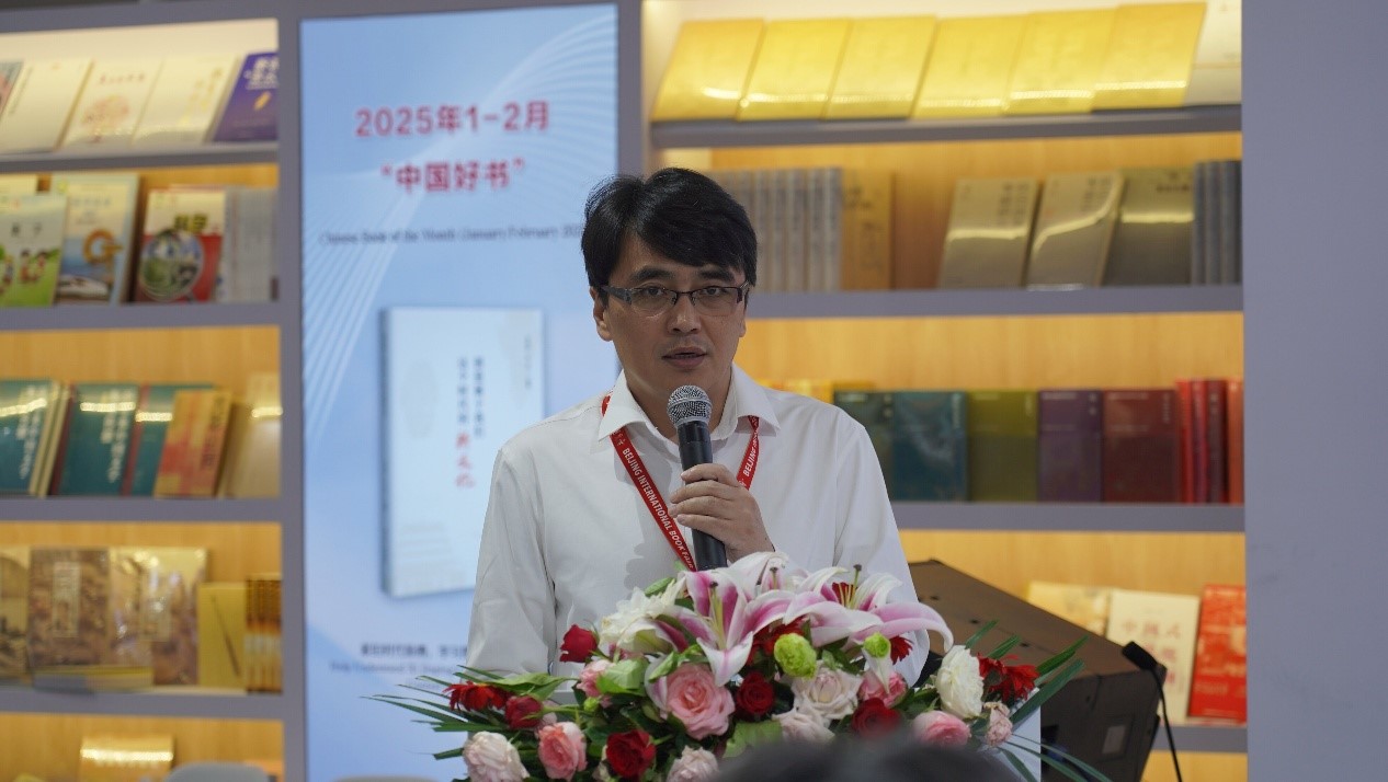 南京大學出版社副總編輯祁林發言。笹川日中友好基金供圖
