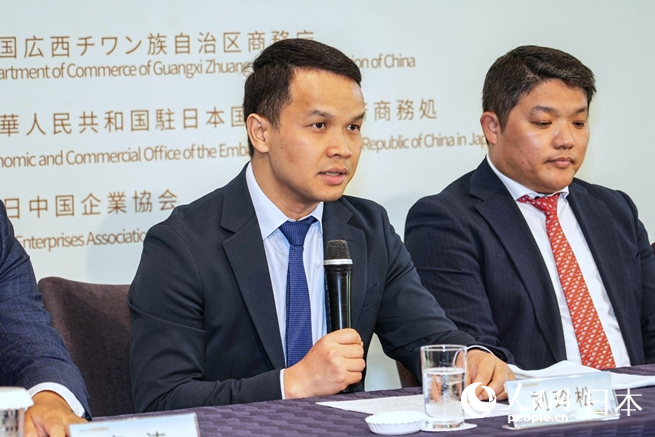 主辦方代表介紹2025年中國廣西商品博覽會暨“桂品出?！比毡菊镜认嚓P情況。人民網 許可攝