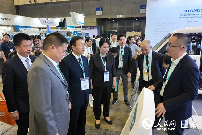 嘉賓參觀展區。人民網 許可攝