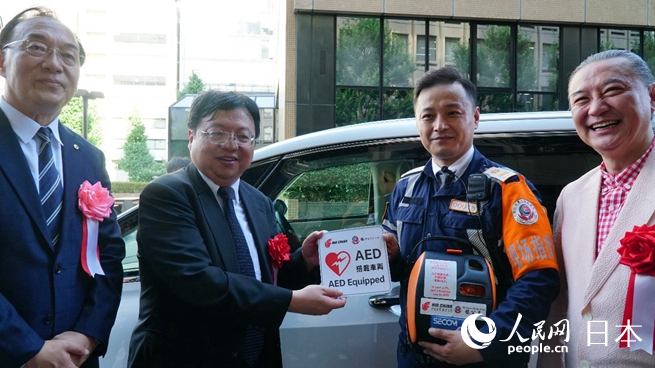 嘉賓共同在志愿者車輛上粘貼標識。蔣曉辰攝