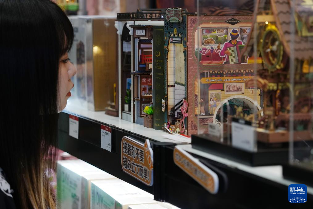 8月28日，參觀者在日本東京玩具展上參觀展出的玩具。新華社記者 賈浩成 攝