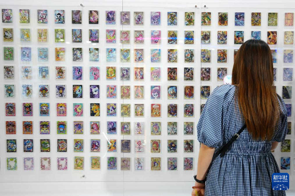 8月28日，參觀者在日本東京玩具展上參觀展出的卡牌。新華社記者 賈浩成 攝