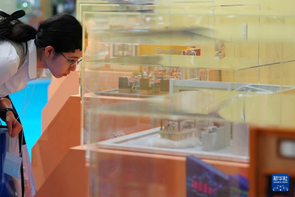 8月28日，一名參觀者在日本東京玩具展上參觀展出的玩具。新華社記者 賈浩成 攝