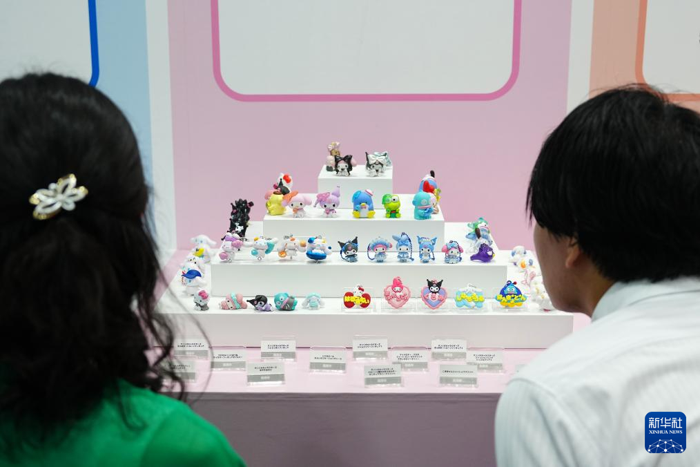 8月28日，人們在日本東京玩具展上參觀展出的玩具。新華社記者 賈浩成 攝