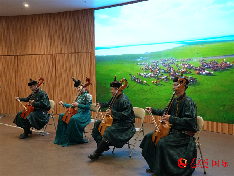 現場民族特色演出。人民網 許可攝