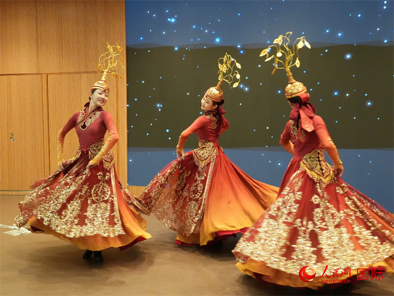 現場民族特色演出。人民網 許可攝