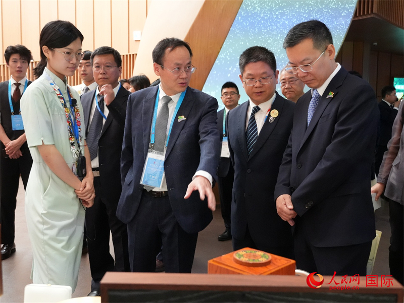 與會嘉賓參觀內蒙古展臺。人民網 許可攝