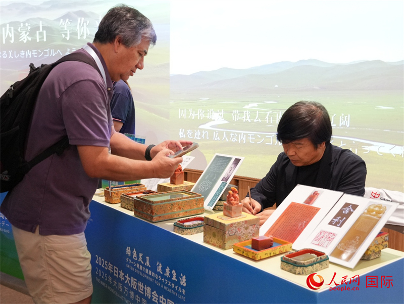 觀眾近距離欣賞內蒙古非遺藝術作品。人民網 許可攝