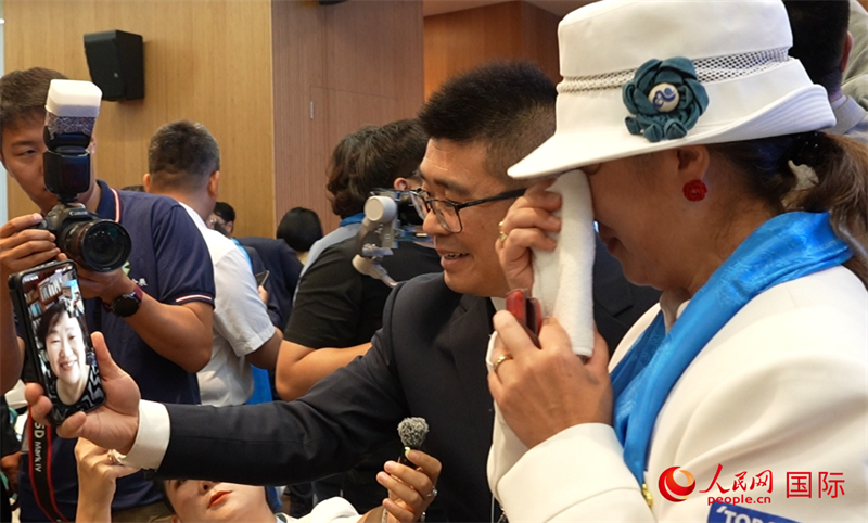 日方嘉賓永野光（右）與好友現場連線，激動落淚。人民網 許可攝