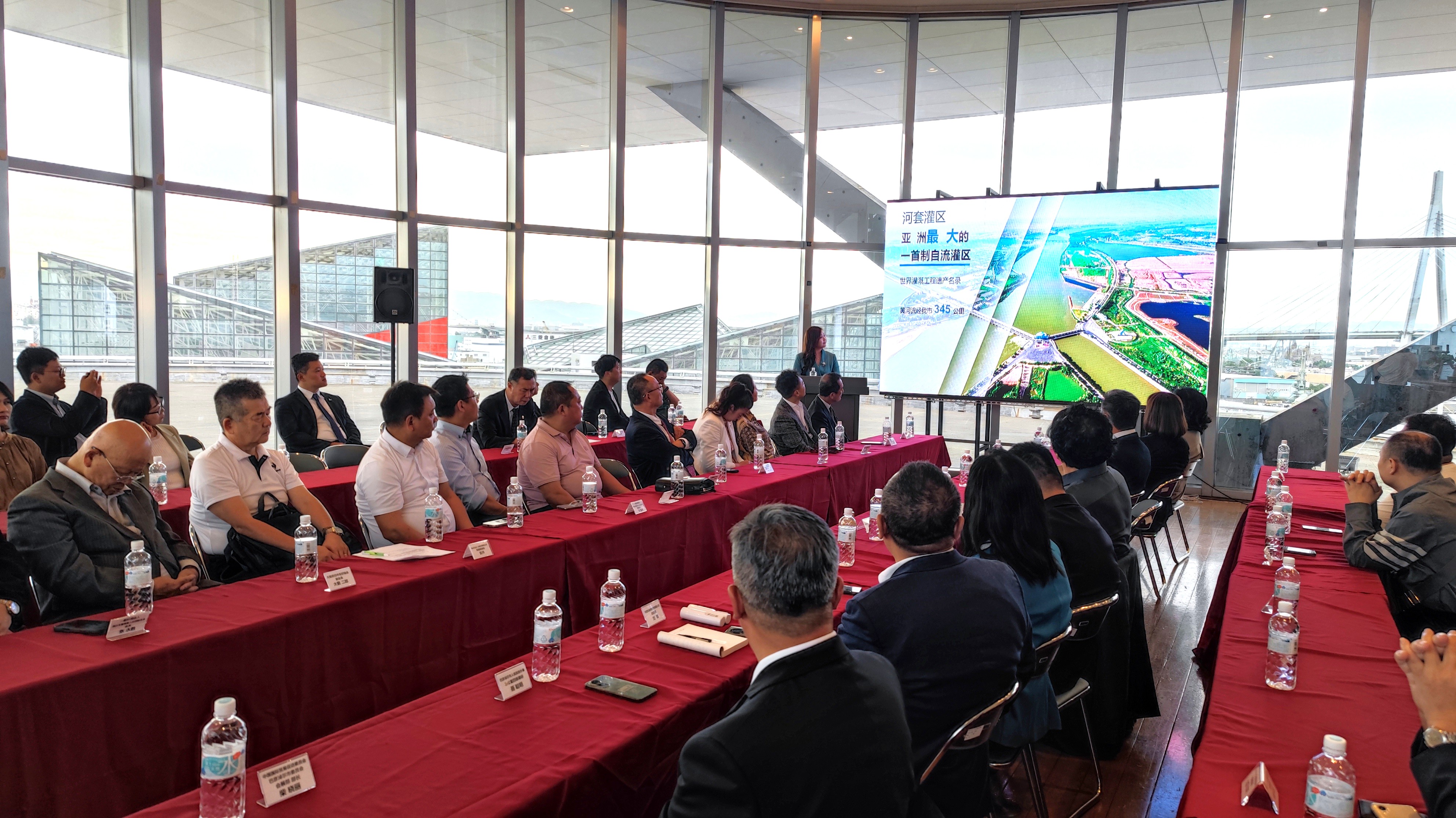 10月10日下午，巴彥淖爾市代表團在日本大阪文化館組織召開了中日經貿文旅交流座談會。主辦方供圖