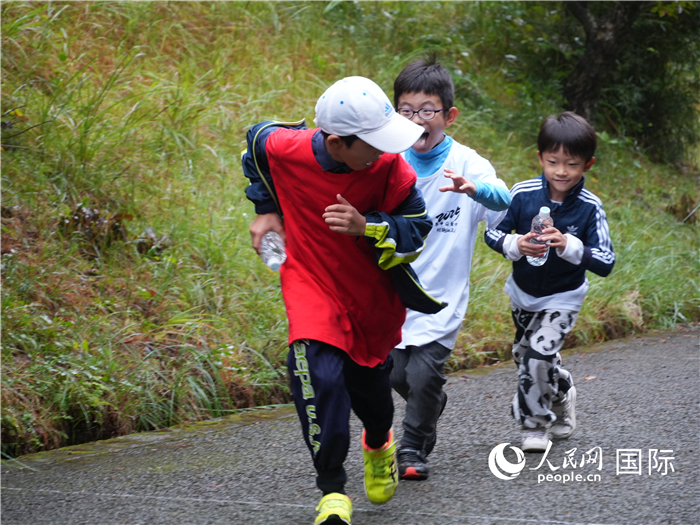 中日青少年在大自然中歡樂奔跑。人民網 許可攝