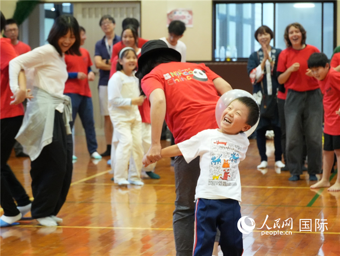共同參與協作游戲。人民網 許可攝