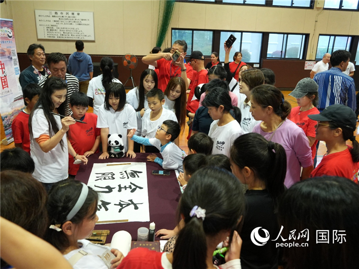 中國書法展示引來眾人圍觀。人民網 許可攝