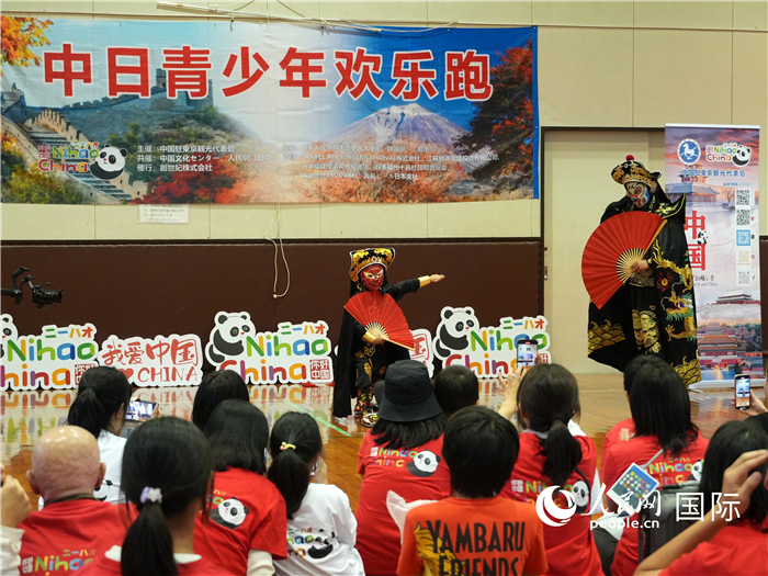 川劇變臉表演贏得陣陣歡呼。人民網 許可攝