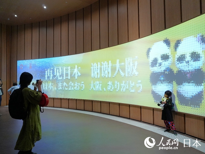 10月13日，游客在大阪世博會中國館內合影留念。人民網 許可攝