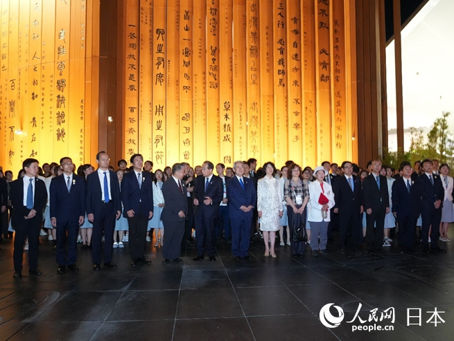 全體人員參加降旗儀式。人民網 許可攝