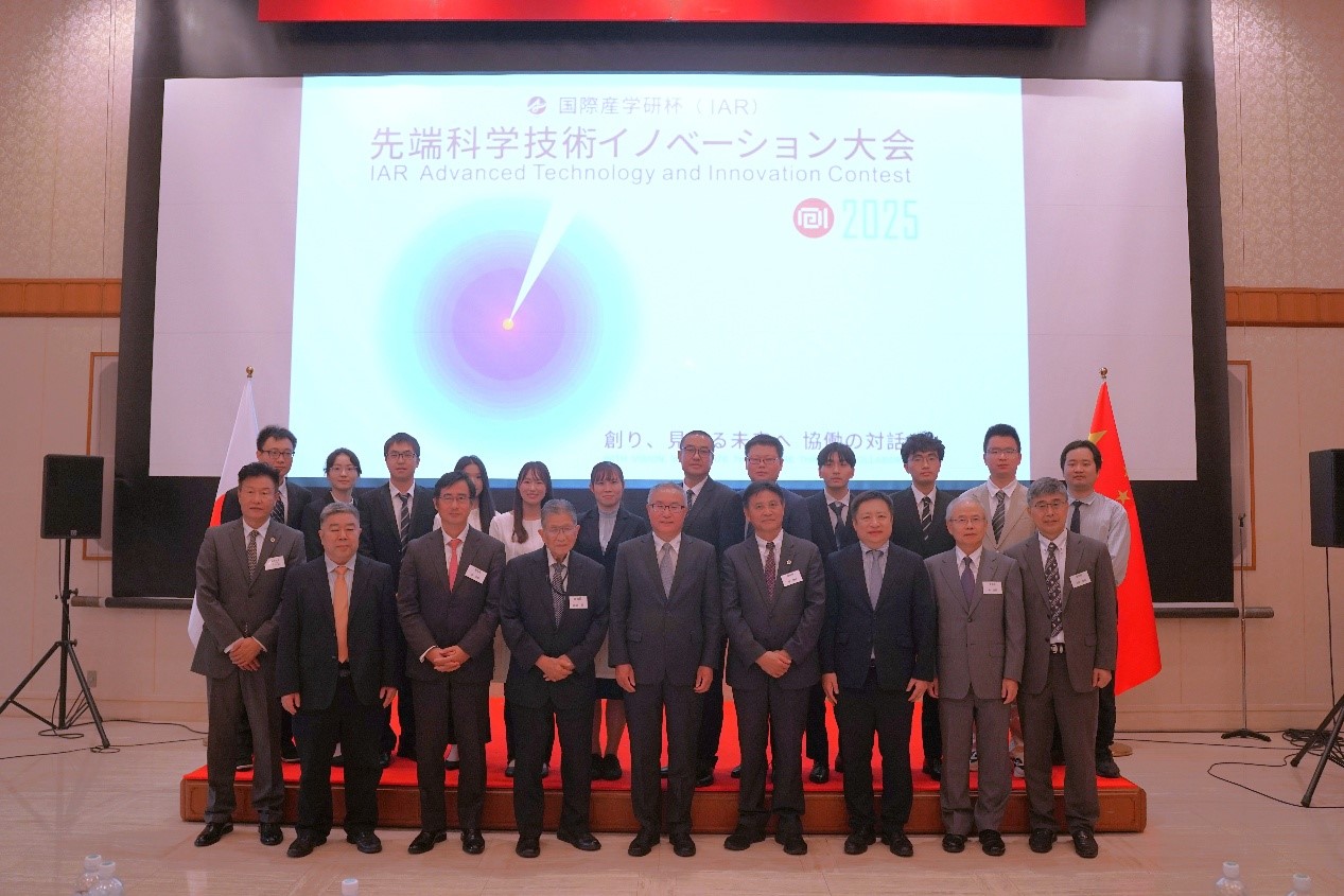 中國駐福岡總領事楊慶東和參賽選手及評委合影。中國駐福岡總領館供圖