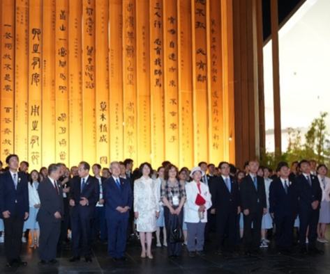 大阪世博會中國館獲大型自建館展示類金獎        10月12日晚，大阪世博會中國館在世博會頒獎典禮上榮獲國際展覽局頒發的世博會大型自建館展示類金獎。這是中國在海外參加綜合類世博會首次獲得金獎...
