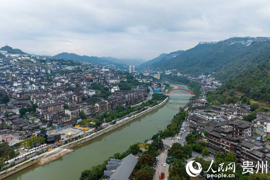 媒體團走進“中國酒都”和“世界醬香白酒核心產區”仁懷。圖為仁懷市茅臺鎮一隅。人民網記者 涂敏攝