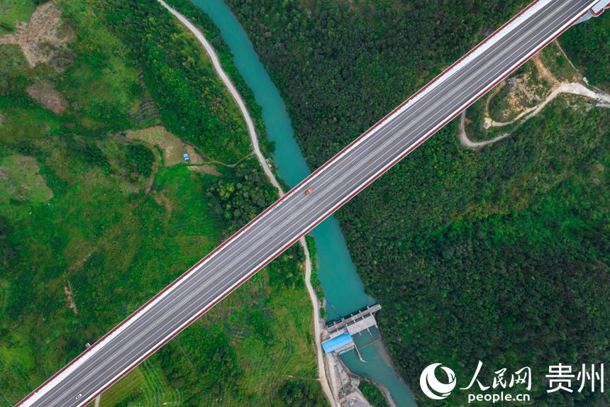 世界第一混凝土高塔橋——平塘特大橋。人民網記者 涂敏攝