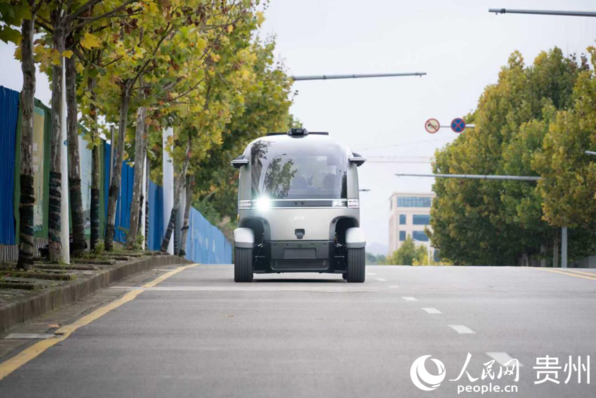 貴州翰凱斯智能技術有限公司的“黑科技”產品——無人小巴在街頭行駛。人民網記者 涂敏攝
