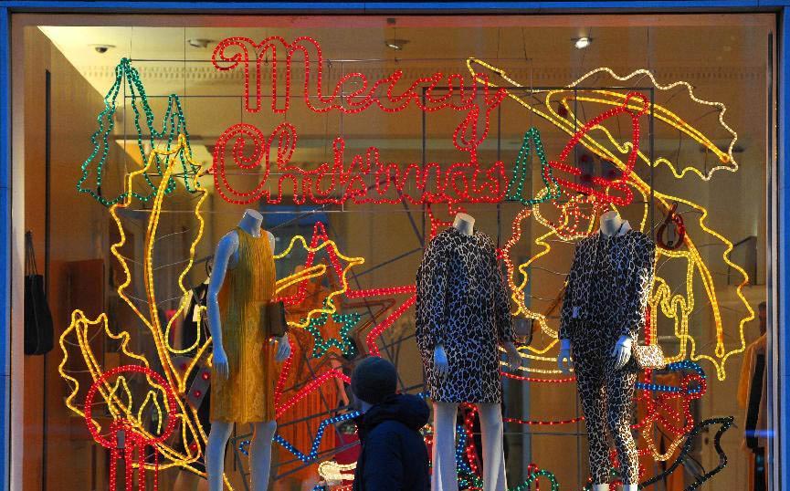 12月17日，一名行人走過英國倫敦街頭的圣誕櫥窗。 