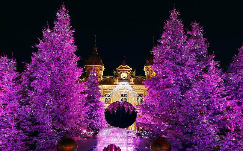 這是12月17日在摩納哥蒙特卡洛娛樂場前拍攝的圣誕燈飾。