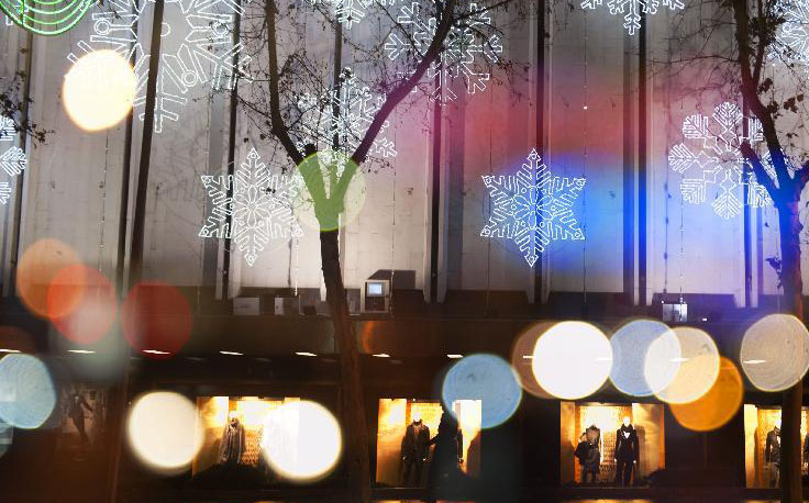 12月14日，在西班牙馬德里，一名行人走過商店的圣誕櫥窗。 