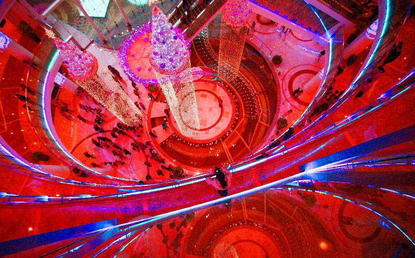 12月15日，一名消費者在拍攝江蘇省南京市一家商場內的圣誕景觀。