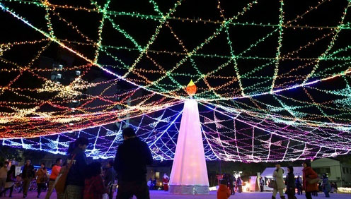 山口： 數十萬彩燈映照夜空