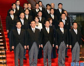 日本首相安倍晉三攜新內閣集體亮相