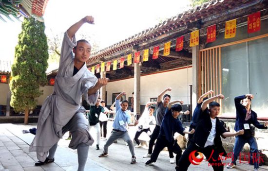 日本少林寺拳法青年代表團體驗體驗少林十三拳。人民網記者 張靖攝