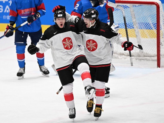 日本隊球員磯谷奏汰（左）進球后與隊友入倉大雅慶祝。新華社記者 李嘉南 攝