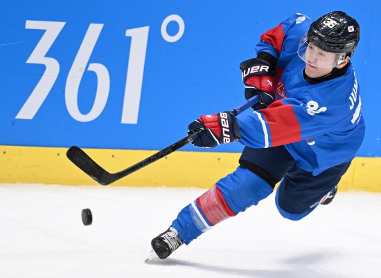 韓國隊球員全正友在比賽中傳球。新華社記者 李嘉南 攝