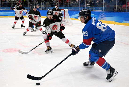 日本隊球員入倉大雅(右三）防守韓國隊球員康敏元（右一）。新華社記者 李紫恒 攝