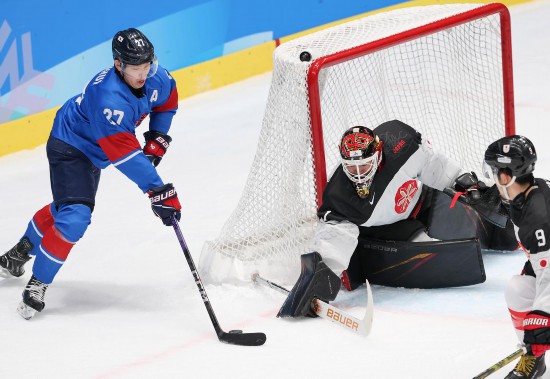 日本隊守門員成澤優太（中）在比賽中防守。新華社記者 楊磊 攝