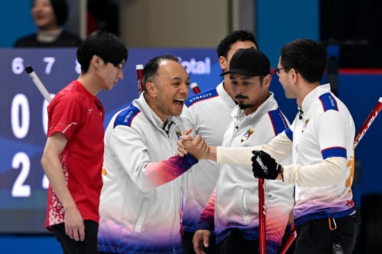 2月13日，菲律賓隊選手在比賽后和隊友慶祝。新華社記者 黃博涵 攝