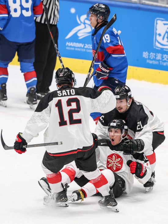 日本隊球員小林斗威（前中）得分后與隊友慶祝。新華社記者 楊磊 攝