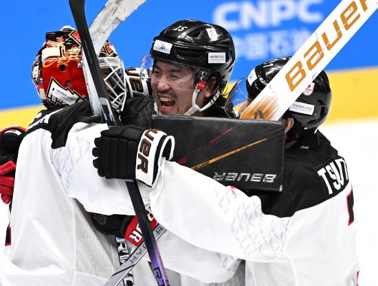 日本隊球員慶祝勝利。新華社記者 李嘉南 攝