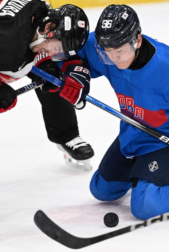 日本隊球員入倉大雅（左）與韓國隊球員全正友拼搶。新華社記者 李嘉南 攝