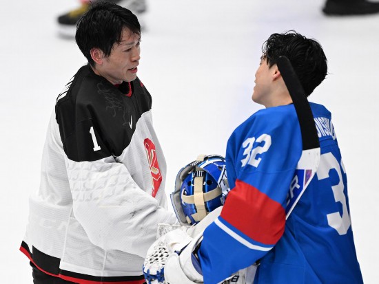 日本隊守門員成澤優太（左）與韓國隊守門員李圣延在比賽后握手致意。新華社記者 李嘉南 攝