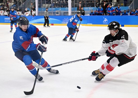 日本隊球員入倉大雅（右）與韓國隊球員金宇俊在比賽中拼搶。新華社記者 李紫恒 攝