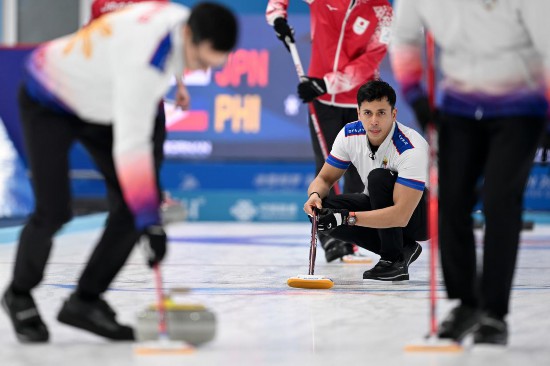 2月13日，菲律賓隊選手在比賽中。新華社記者 黃博涵 攝