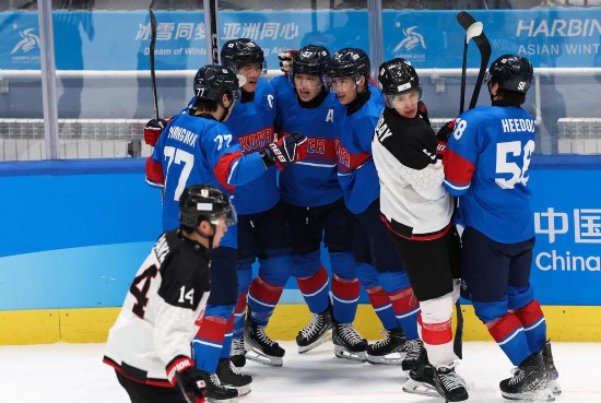 韓國隊球員安真熙（右四）進球后與隊友慶祝。新華社記者 楊磊 攝