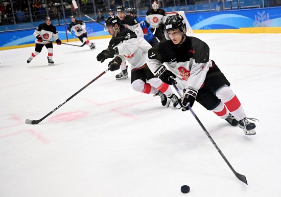 日本隊球員堤虎太朗（前）在比賽中帶球進攻。新華社記者 李紫恒 攝