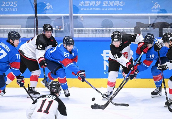 韓國隊球員安真熙（左三）和日本隊球員大澤勇斗（右三）拼搶。新華社記者 蔡湘鑫 攝